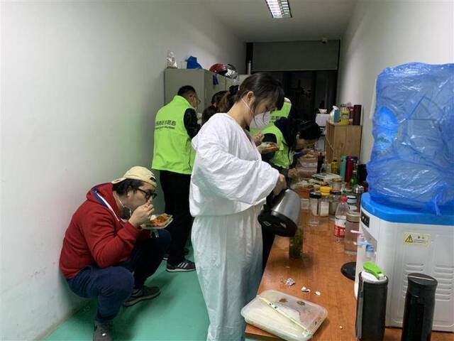 我在防护服厂当志愿者：剪了一夜线头，但想到“战袍”要送武汉，就一点也不累了