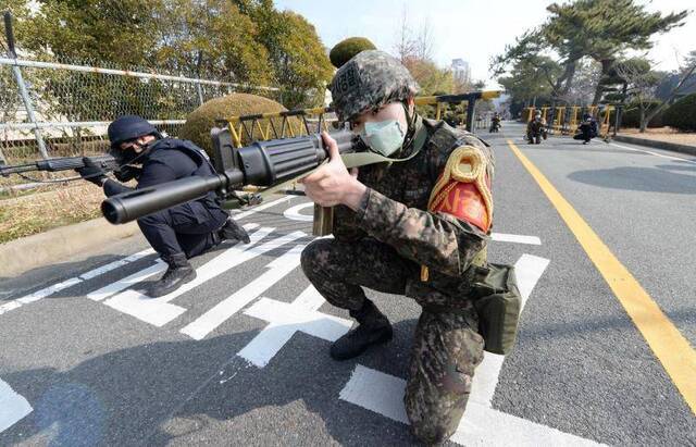 韩军举行联合反恐演习 士兵佩戴口罩参加战斗