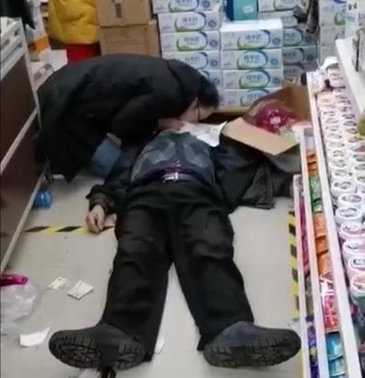 老人超市倒地，他摘下口罩做人工呼吸，网友：这真是拿命在救人啊