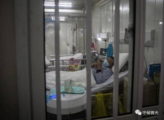 2月21日，武汉火神山医院感染八科，新冠肺炎患者在病房内休息。中青报·中青网记者李峥苨/摄
