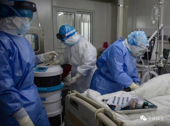 2月21日，武汉火神山医院感染八科一区，医护人员准备为一名新冠肺炎患者采动脉血样做血气分析。中青报·中青网记者李峥苨/摄