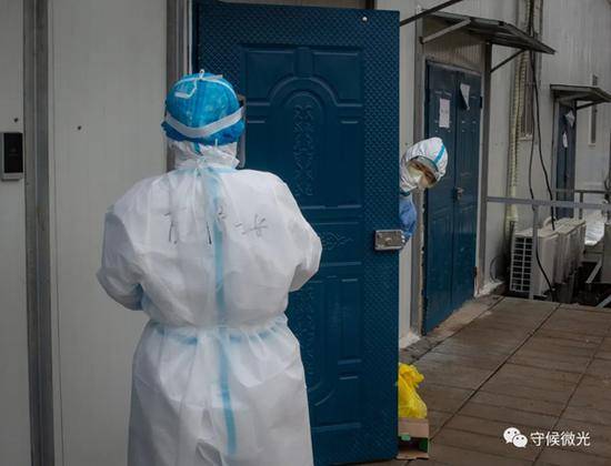 2月21日，武汉火神山医院，感染八科的护士长将病区患者的一批动脉血样送到检验科，进行血气分析。中青报·中青网记者李峥苨/摄