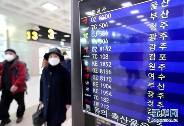  2月24日，在韩国济州，机场电子屏显示济州往返大邱的航班已经中断。图源：新华网