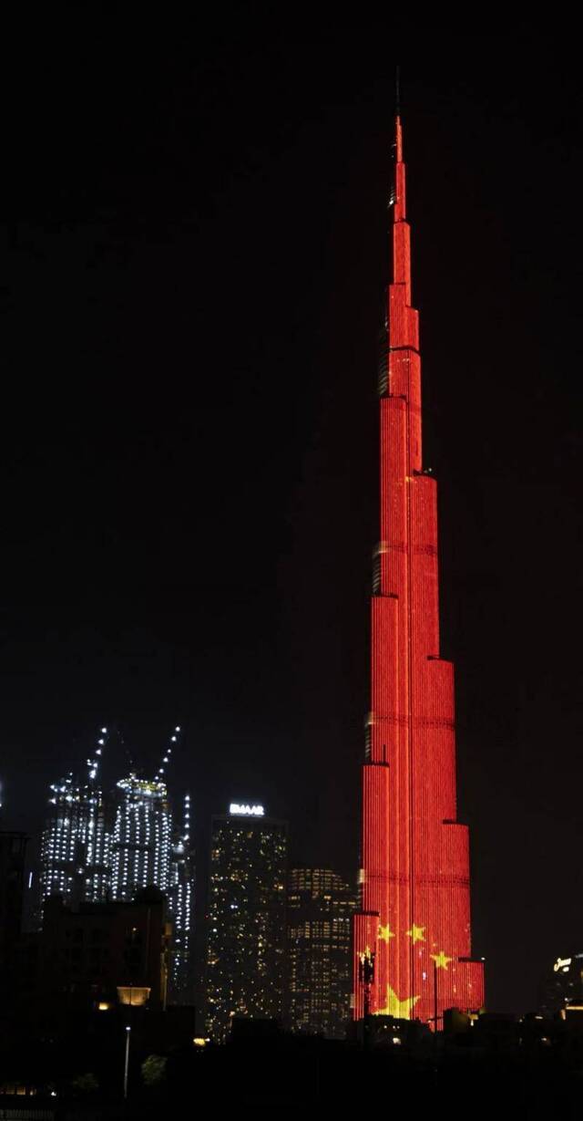  2月2日，在阿联酋迪拜，当地地标建筑物哈利法塔点亮中国国旗图案，为中国抗击新冠肺炎疫情加油。新华社/阿联酋通讯社