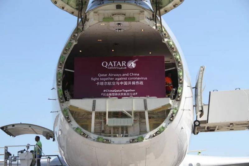  2月21日，在卡塔尔多哈的哈马德国际货运机场，卡塔尔航空公司的货机在装载抗疫物资。新华社发（尼库摄）