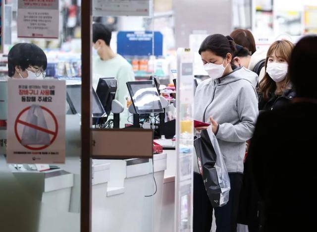 ↑2月24日，韩国首尔一家日用品商店。图据新华社|