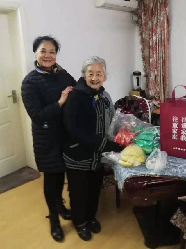 陪聊志愿者陈竹英和益奶奶