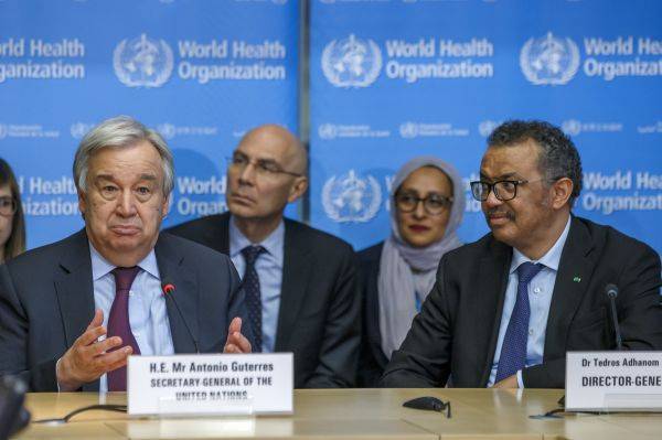 ▲2月24日，在瑞士日内瓦，联合国秘书长古特雷斯（左）在世界卫生组织总部发表讲话。（新华社）
