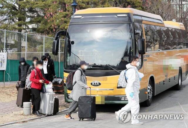 2月24日，一群中国留学生抵达忠北大学图源：韩联社