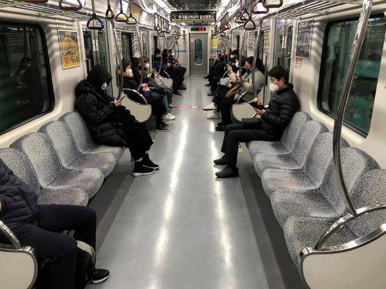 首尔地铁内乘客自觉保持距离