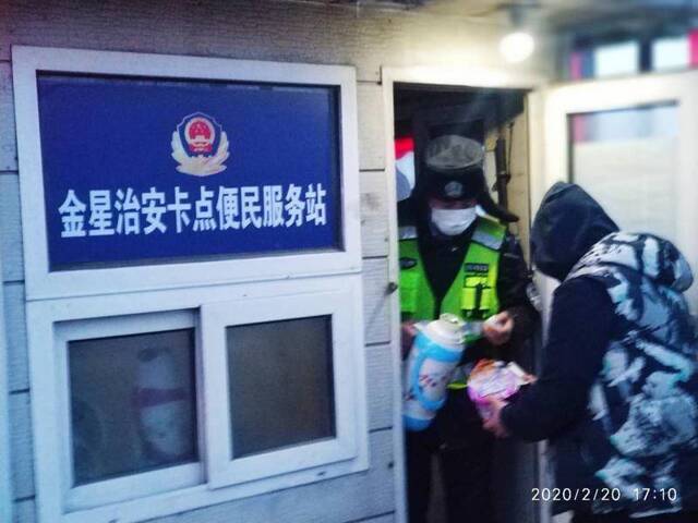哈尔滨民警零下32度值勤：家人在后方,不让病毒溜进城