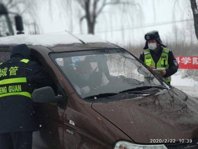 哈尔滨民警零下32度值勤：家人在后方,不让病毒溜进城