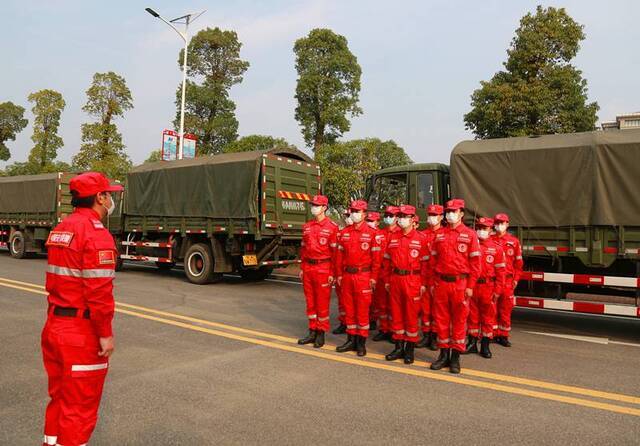 中国安能组建物资运输分队 40余吨生活物资运抵雷神山医院