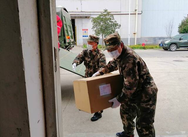 中国安能组建物资运输分队 40余吨生活物资运抵雷神山医院