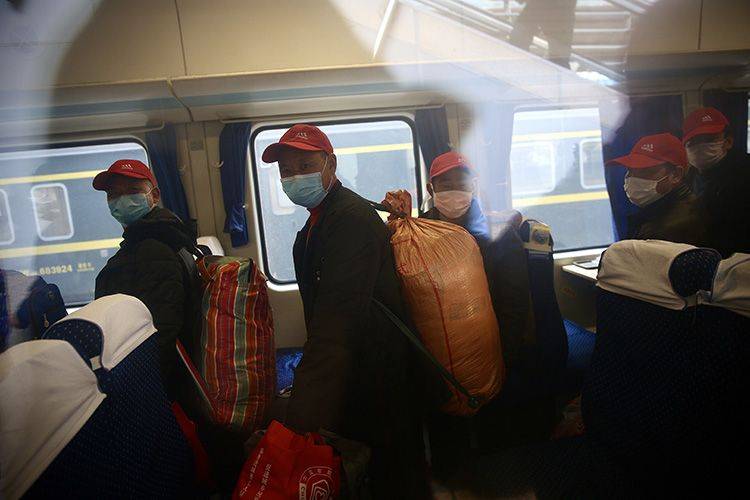 重庆务工人员专列抵京 北京西站开启“绿色通道”