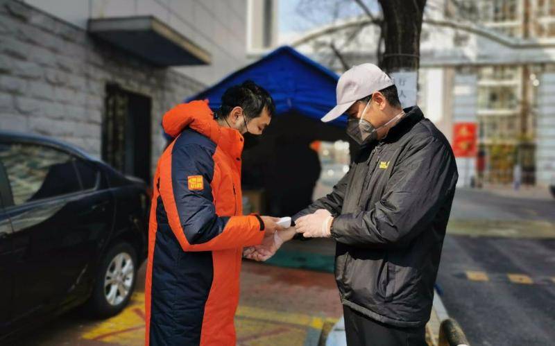 通州盛业家园社区周志明：为独自居家隔离女孩送饭上门