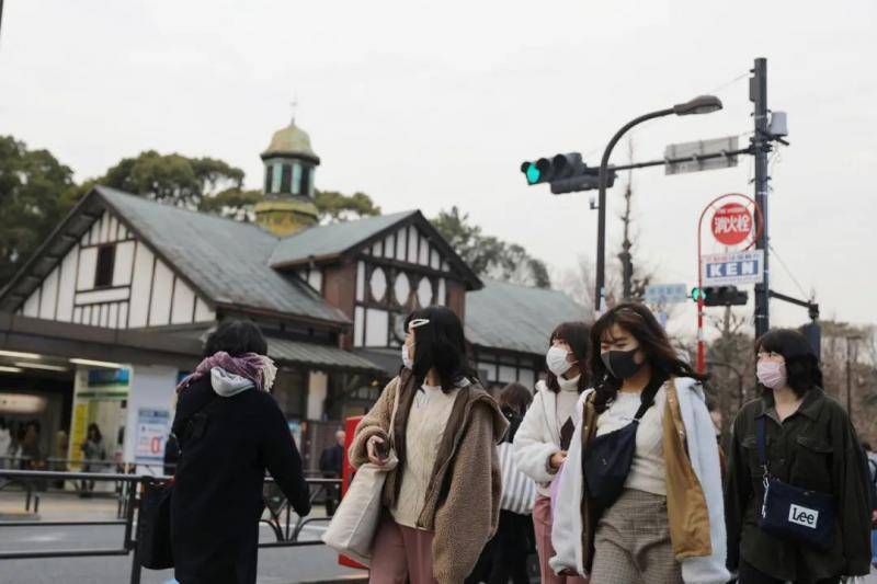  2月25日，在日本东京，人们戴口罩出行。新华社记者杜潇逸摄
