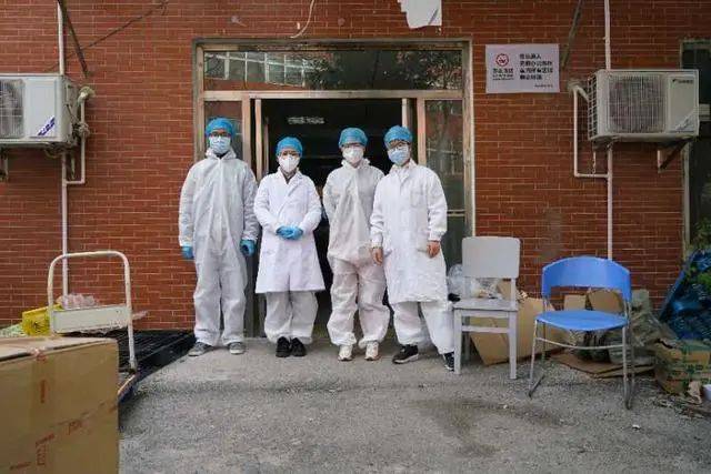 2月25日，武汉市汉口医院负责物品搬运的人。中青报·中青网见习记者李强/摄