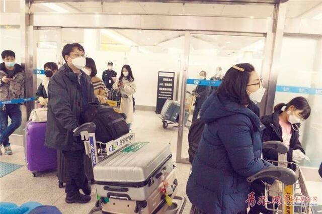  2月25日，从韩国抵达青岛流亭国际机场的乘客。记者傅学军摄