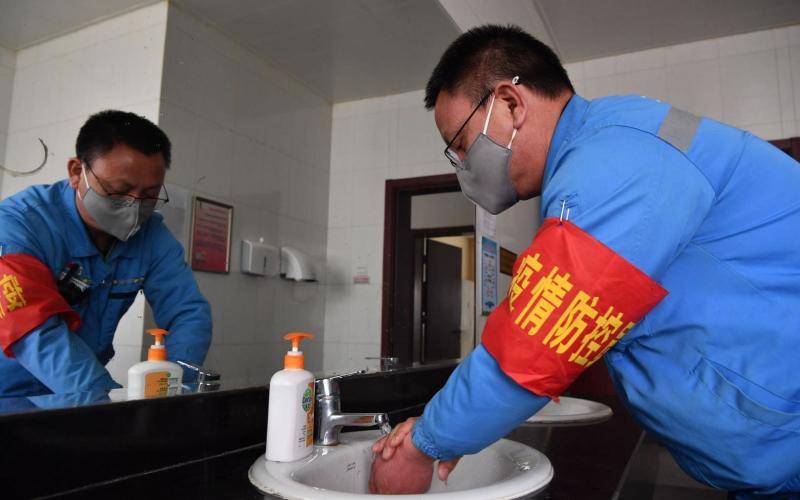疫情中的北京环卫工人：城市清道夫永不“掉线”