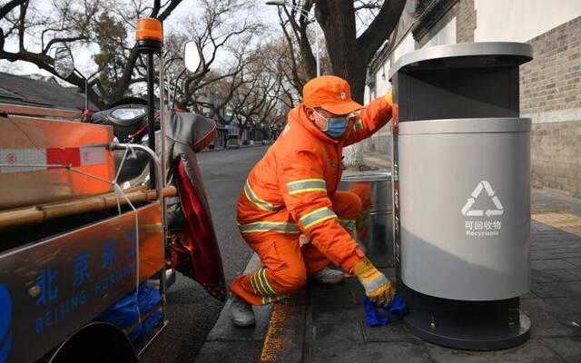疫情中的北京环卫工人：城市清道夫永不“掉线”