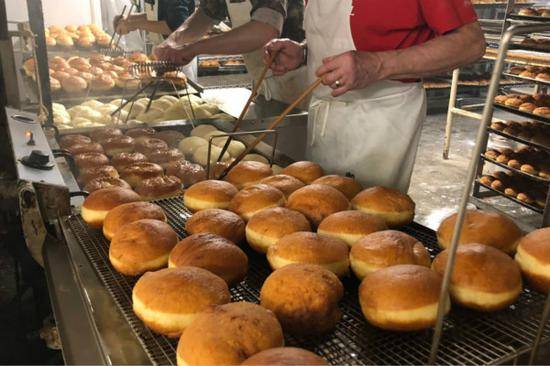 正在制作波兰甜甜圈（Paczki）的面包店（图源：CTV新闻）