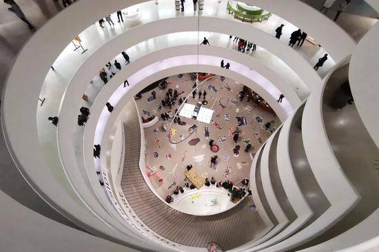 （资料图）当地时间2月25日，观众在美国纽约古根海姆博物馆参观。中新社记者廖攀摄