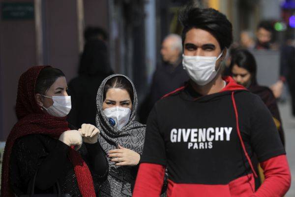 ▲2月23日，在伊朗首都德黑兰，人们戴着口罩出行。（新华社/美联社）