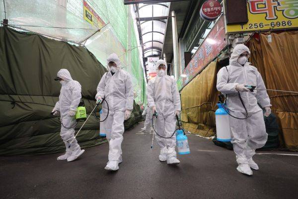 ▲2月23日，在韩国大邱，工作人员在一家市场内进行消毒工作。（新华社/法新社）