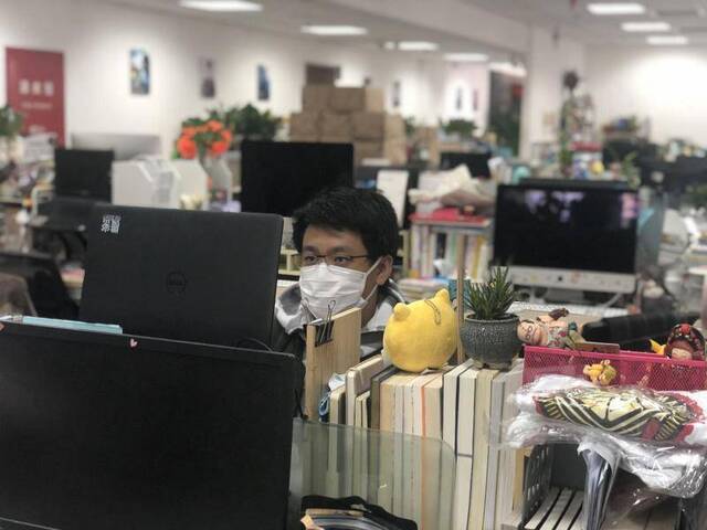 员工佩戴口罩、错开距离就座，北京53家出版类企业复工