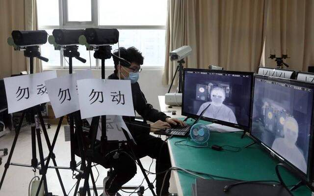 中国电子科技集团公司第十一研究所工作人员调试测温设备。