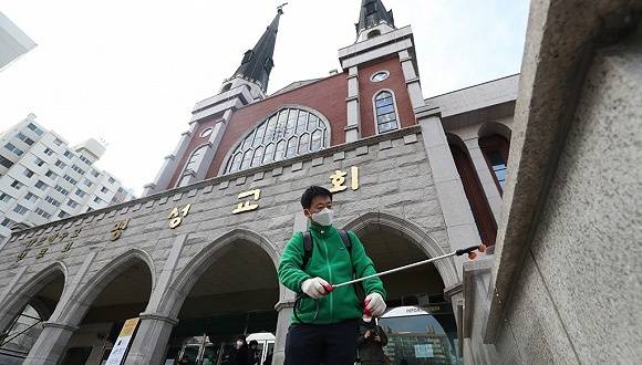  2月26日，韩国首尔明城教会外正在进行消毒。图片来源：Yonhap