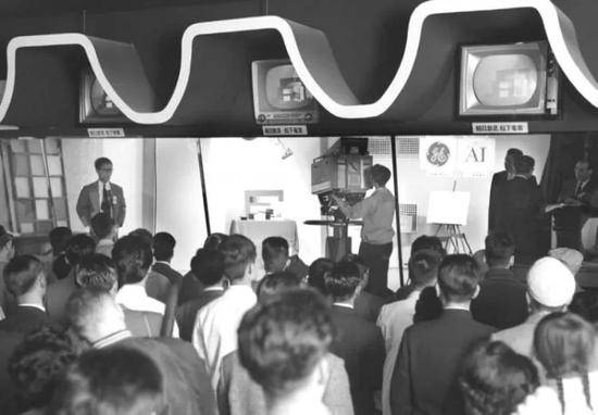  1960年4月14日，大阪国际商品展览会上，日本的彩色电视厂家进行了首次试播。