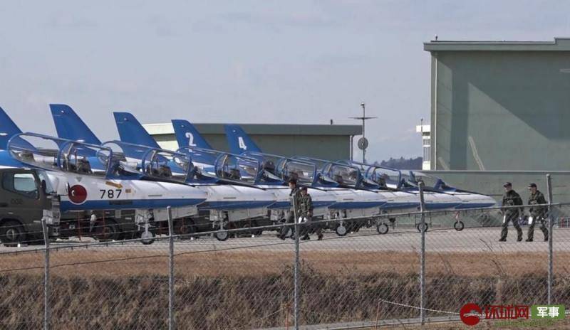 日本自卫队飞机在空中拉烟 画出奥运五环标志