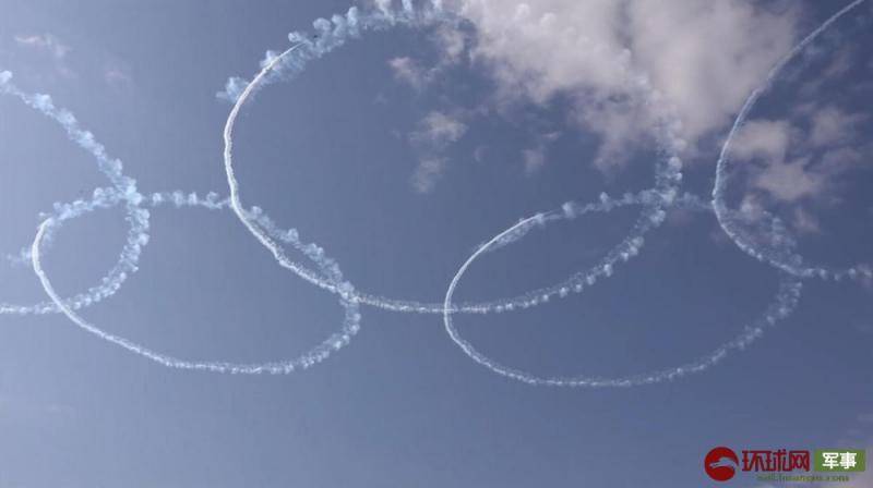 日本自卫队飞机在空中拉烟 画出奥运五环标志