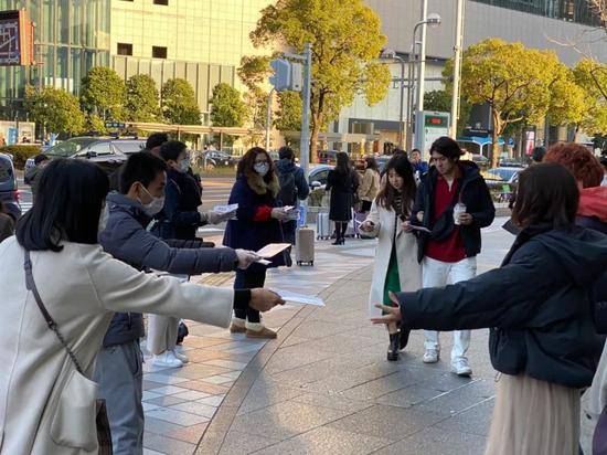 2月20日，在日本名古屋车站附近，在日华侨华人向当地民众发放口罩。活动举办方供图
