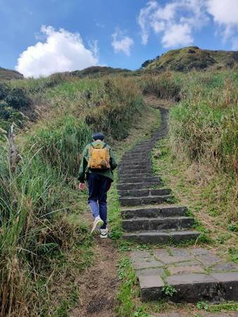 吴青峰遭起诉爬山散心 田馥甄相伴晒照暖心