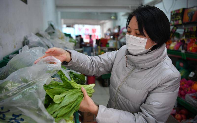 解决防疫期间买菜难题 大屯街道物业给居民上门送白菜