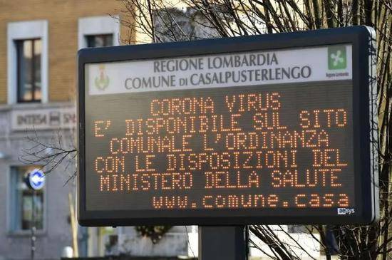 ▲意大利“封锁区”一个告示牌，上面写着“可在市政网站上查询有关冠状病毒的条例”。法新社