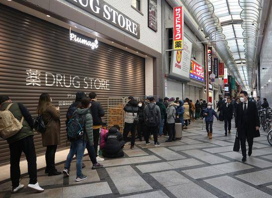 大阪市中央区，药妆店开门前门口已排起长队（日本时事通信社）