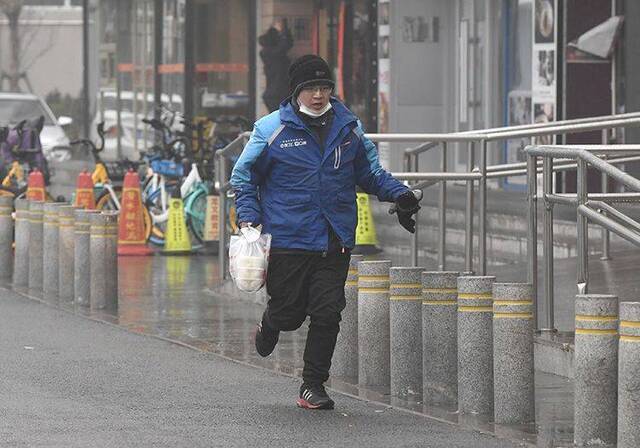 小雨伴随大雾黄色预警 明起气温开始回升  组图