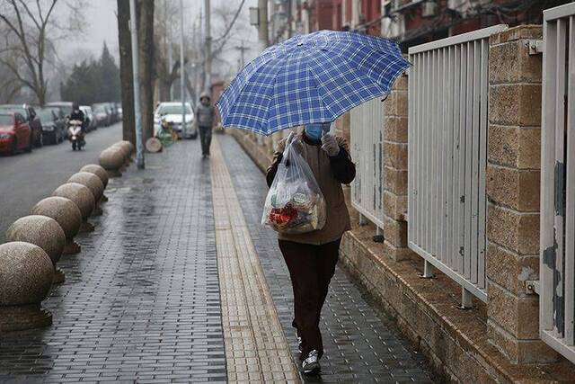 小雨伴随大雾黄色预警 明起气温开始回升  组图