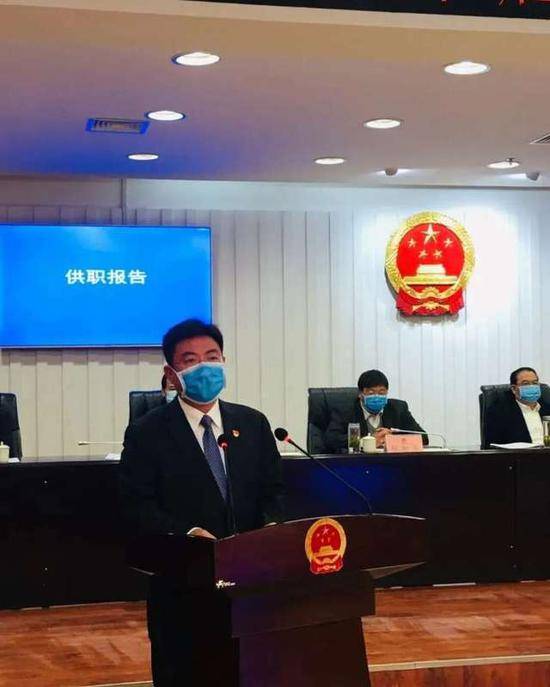 2月26日，刘建武在周口市人民代表大会常务委员会上做报告。