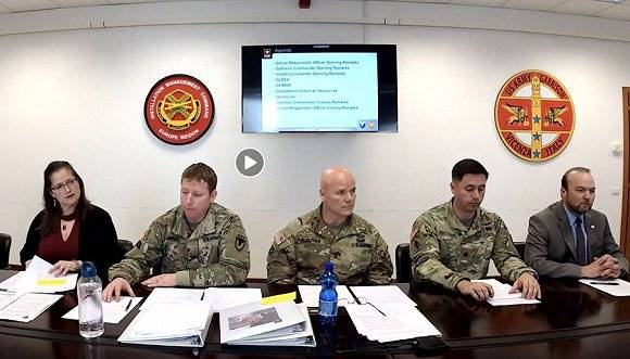 周四，美国陆军非洲司令克劳蒂埃少将（中）和其他驻意大利的美军官员举行了Facebook Live会议。来源：《星条旗》