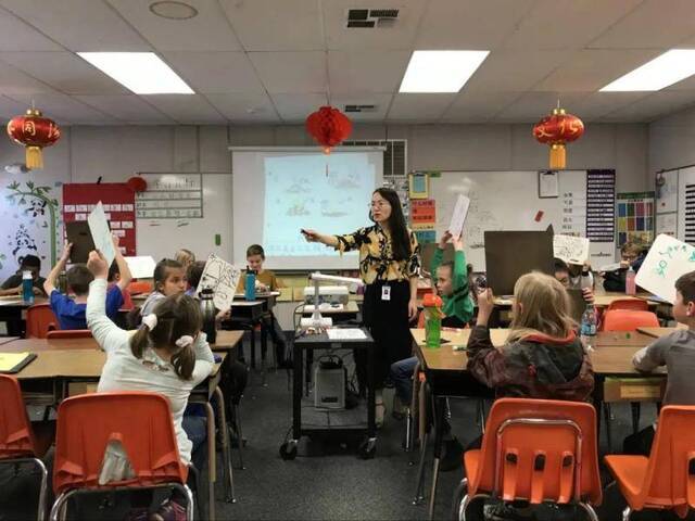 2月28日，美国犹他州卡斯卡德小学中文教师郑亚敏在给学生上课。新华社发（郑亚敏供图）