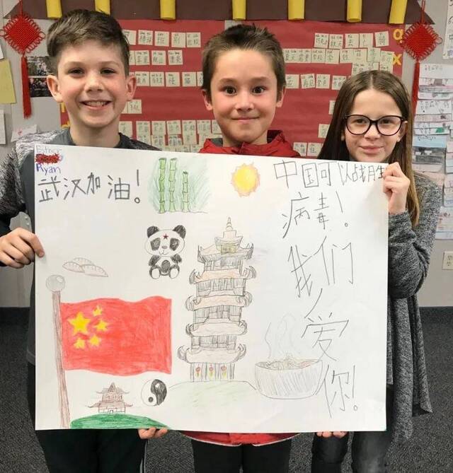 美国犹他州卡斯卡德小学学生日前展示他们制作的给武汉加油的宣传图。新华社发（郑亚敏摄）