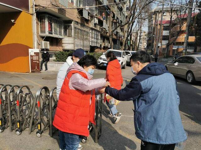 展览路街道任英：带头自创小程序，万人信息收集不上门