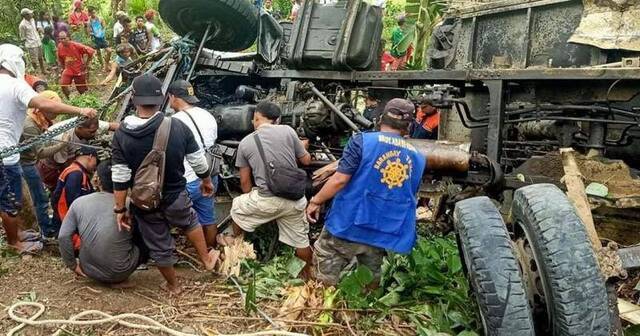 △卡车坠崖营救现场（图片来源：菲律宾伊洛伊洛省当地电台社交媒体）