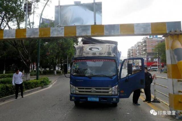 惊险！厢式货车上桥被“削头”，塘厦这些限高路段你知道几个？