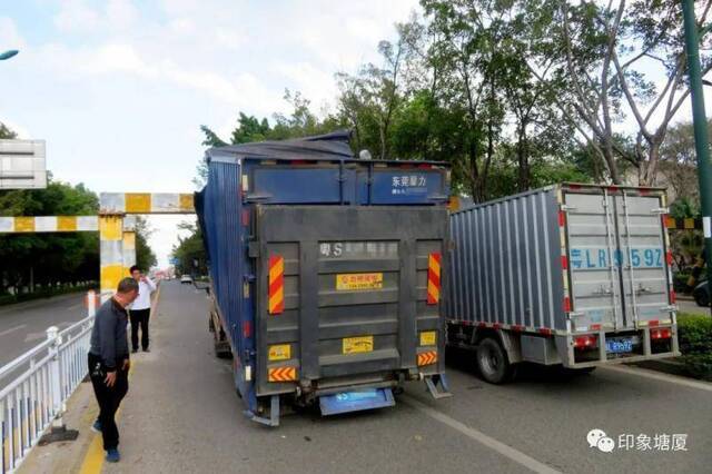 惊险！厢式货车上桥被“削头”，塘厦这些限高路段你知道几个？